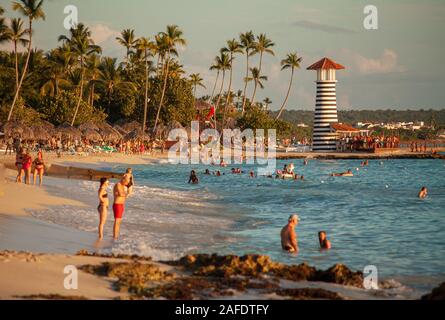 Bayahibe plage au coucher du soleil par les touristes 3 Banque D'Images