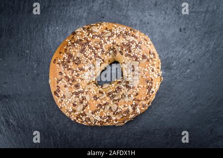 Farine de boulangerie frais Bagels (selective focus ; close-up shot) avec des graines différentes Banque D'Images