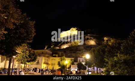 Ville de Scicli, commune de Scicli, province de Raguse, en Sicile. Nuit d'été magique. En haut de la colline, l'église de Eglise de Saint Matthieu. Banque D'Images