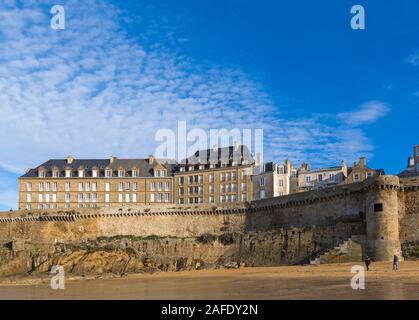Maisons au bord de l'eau avec des murs de la ville et des remparts de la mer et de la plage à St Malo, Saint Malo, Bretagne, France en Décembre Banque D'Images