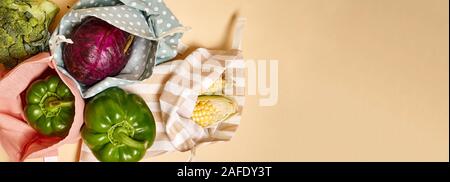 Des sacs en coton tissu à l'épicerie avec des légumes. Fond beige. Pas de plastique Banque D'Images