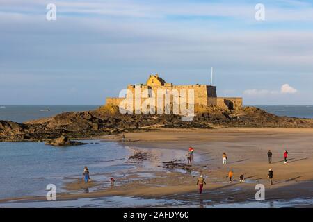 Visiteurs à Fort National fort accessible à pied à marée basse à pied à St Malo, Saint Malo, Bretagne, France en Décembre Banque D'Images