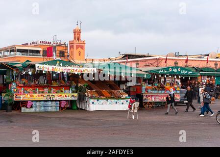 Marrakech - DEC 31 : Place Jemaa el-Fnaa Marché avec personnes à Marrakech le 31 décembre. 2017 au Maroc Banque D'Images