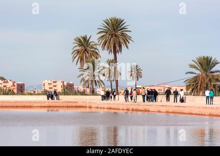 Marrakech - DEC 31 : Jardins de la Ménara et les touristes à Marrakech le 31 décembre. 2019 au Maroc Banque D'Images