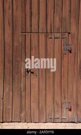 Vieille porte en bois et nostalgique avec les modèles à charnières en fer forgé en été, soleil idyllique rural cabane en bois gate Banque D'Images