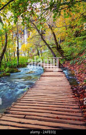 Les lacs de Plitvice célèbre avec de belles couleurs d'automne et une magnifique vue sur les chutes en Croatie, le parc national de Plitvice Banque D'Images