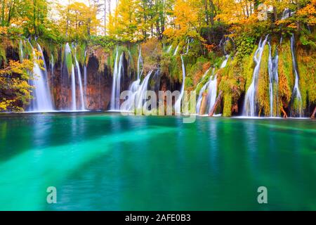 Les lacs de Plitvice célèbre avec de belles couleurs d'automne et une magnifique vue sur les chutes en Croatie, le parc national de Plitvice Banque D'Images