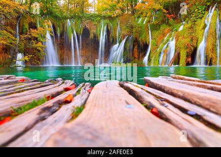 Les lacs de Plitvice célèbre avec de belles couleurs d'automne et une magnifique vue sur les chutes en Croatie, le parc national de Plitvice Banque D'Images