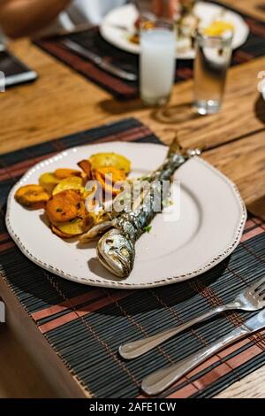 Raki turc avec Bluefish / Lufer Poisson. Fruits de mer traditionnels. Banque D'Images