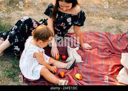 Zéro déchets sur le pique-nique d'été avec des pêches. Eco friendly parent. De vie naturelles counscious. Jour d'été Banque D'Images