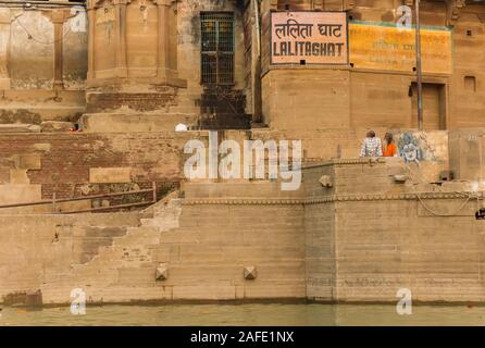 Les gens à l'Lalita Ghat de Varanasi, Inde Banque D'Images