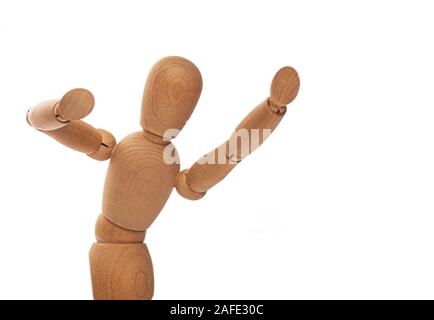 Figure en bois, poupée, mannequin avec bras levés isolé sur fond blanc Banque D'Images