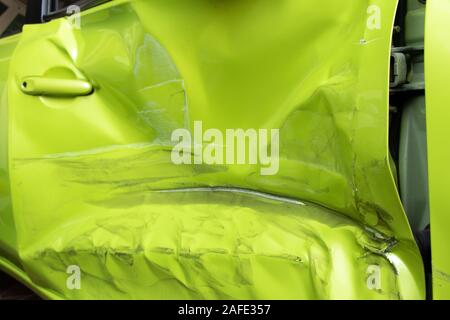 Fermé jusqu'fond de couleur vert endommagé porte de voiture qui a causé d'un accident Banque D'Images