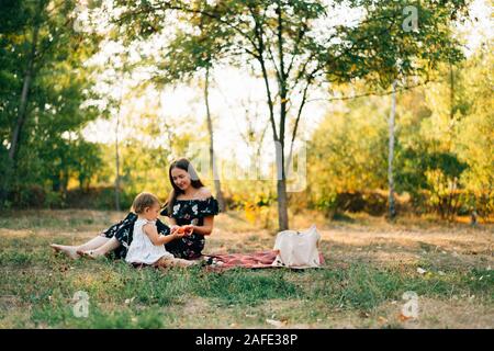 Zéro déchets sur le pique-nique d'été avec des pêches. Eco friendly parent. De vie naturelles counscious. Jour d'été Banque D'Images