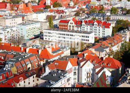 WROCLAW, Pologne - 6 octobre, 2019 : Vue aérienne de rues et bâtiments résidentiels de la Wroclaw city center sur un après-midi ensoleillé. Banque D'Images
