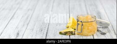 A l'ananas frais haché (conservé) sur une vieille table en bois rustique et sélective ; focus ; close-up shot Banque D'Images