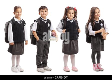 Groupe d'élèves avec des sacs portant un uniforme scolaire isolé sur fond blanc Banque D'Images