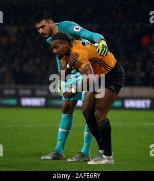 Wolverhampton Wanderers' Adama Traore avec Tottenham Hotspurs' gardien Paulo Gazzaniga après une collision avec défenseur Jan Vertonghen au cours de la Premier League match à Molineux, Wolverhampton. Banque D'Images