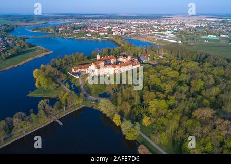 Vue sur le vieux château Nesvizh devint un lieu crucial sur un mai au matin (Photographie aérienne). Bélarus Banque D'Images