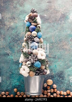 Noël Décoration sapin bleu sur fond de béton. Shot verticale Banque D'Images
