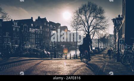 L'automne d'Amsterdam le matin, vieille ville, pont, les canaux d'Amsterdam Banque D'Images