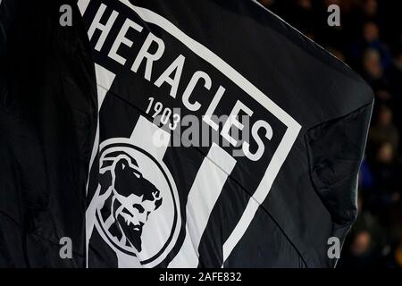 ALMELO, Heracles Almelo - FC Utrecht, 15-12-2019, le football, l'Eredivisie néerlandaise, saison 2019-2020, Polman Stadium, drapeau d'Heracles avant le match Heracles Almelo - FC Utrecht Banque D'Images
