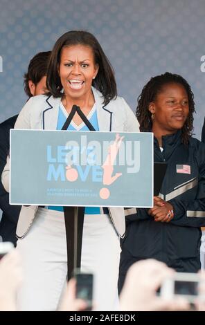 Portant un costume patriotique America's first lady Michelle Obama pour assister à une partie de 'Let's move' campagne à Winfield House, la résidence de l'Ambassadeur des États-Unis à Londres avant les Jeux Olympiques qui aura lieu au Royaume-Uni. Banque D'Images