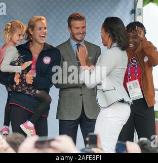 Portant un costume patriotique America's first lady Michelle Obama pour assister à une partie de 'Let's move' campagne à Winfield House, la résidence de l'Ambassadeur des États-Unis à Londres avant les Jeux Olympiques qui aura lieu au Royaume-Uni. Banque D'Images