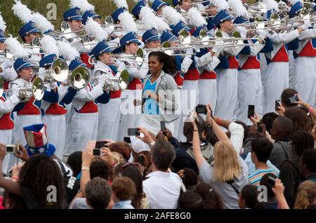 Portant un costume patriotique America's first lady Michelle Obama pour assister à une partie de 'Let's move' campagne à Winfield House, la résidence de l'Ambassadeur des États-Unis à Londres avant les Jeux Olympiques qui aura lieu au Royaume-Uni. Banque D'Images