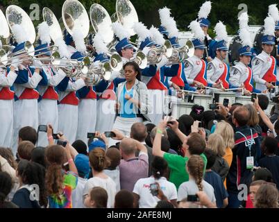 Portant un costume patriotique America's first lady Michelle Obama pour assister à une partie de 'Let's move' campagne à Winfield House, la résidence de l'Ambassadeur des États-Unis à Londres avant les Jeux Olympiques qui aura lieu au Royaume-Uni. Banque D'Images