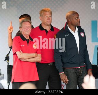 Anciens joueurs de Manchester United Dennis Law et Michael Schumaker Olympien américain avec Carl Lewis lors d'une fête à laquelle ont participé la Première Dame Michelle Obama pour "Let's move' campagne à Winfield House, la résidence de l'Ambassadeur des États-Unis à Londres avant les Jeux Olympiques qui aura lieu au Royaume-Uni. Banque D'Images