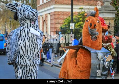 Greenwich, Londres le 15 décembre 2019. "Et c'est parti" - le madcap panto chevaux dans leur course à partir de la pub au pub. Dans son édition du 10e anniversaire, la Pantomime Londres Course de Chevaux 2019 dispose à thème Star Wars horsey participants dans des équipes qui la race afin de recueillir de l'argent pour les organismes de bienfaisance dont le 'Make a Wish Foundation'. Banque D'Images