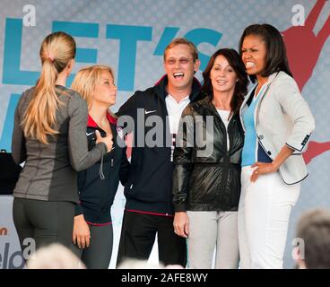 Portant un costume patriotique America's first lady Michelle Obama pour assister à une partie de 'Let's move' campagne à Winfield House, la résidence de l'Ambassadeur des États-Unis à Londres avant les Jeux Olympiques qui aura lieu au Royaume-Uni. Banque D'Images