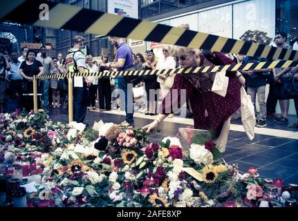 Frankfurt am Main, Allemagne - 30 juillet 2019 : Des fleurs et des bougies près de la plate-forme où l'enfant de 8 ans a été poussé en face de l'approche d'un train de glace. Banque D'Images