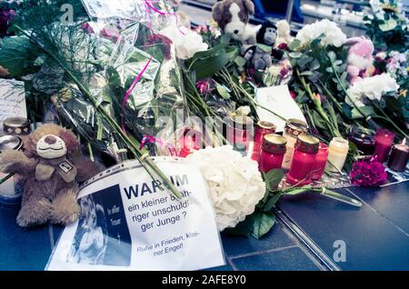 Frankfurt am Main, Allemagne - 30 juillet 2019 : Des fleurs et des bougies près de la plate-forme où l'enfant de 8 ans a été poussé en face de l'approche d'un train de glace. Banque D'Images