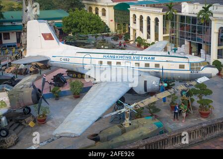 HANOI, VIETNAM - janvier 09, 2016 : Avion soviétique IL-14 close-up. Musée d'histoire militaire du Vietnam Banque D'Images