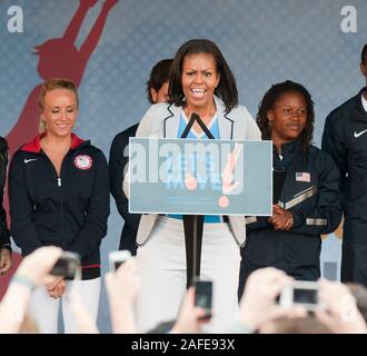 Portant un costume patriotique America's first lady Michelle Obama pour assister à une partie de 'Let's move' campagne à Winfield House, la résidence de l'Ambassadeur des États-Unis à Londres avant les Jeux Olympiques qui aura lieu au Royaume-Uni. Banque D'Images