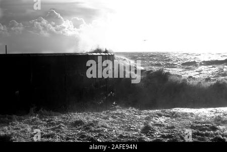 Vagues se brisant sur le bras de marina Banque D'Images