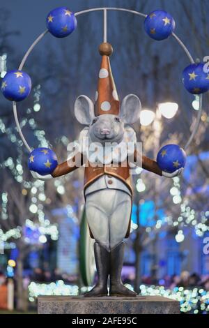 Saint-pétersbourg, Russie - le 14 décembre 2019 : Statue de souris de cirque sur le Nouvel An et Noël sur Manege square. Plus de 20 statues de souris Banque D'Images