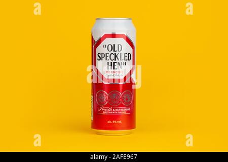 Un peut de vieille bière Speckled Hen tourné sur un fond jaune. Banque D'Images