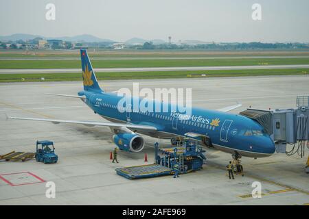 HANOI, VIETNAM - 12 janvier 2016 : Airbus A321 (VN-A602) du Vietnam Airline se prépare pour le départ à l'aéroport de Noi Bai par temps nuageux matin Banque D'Images