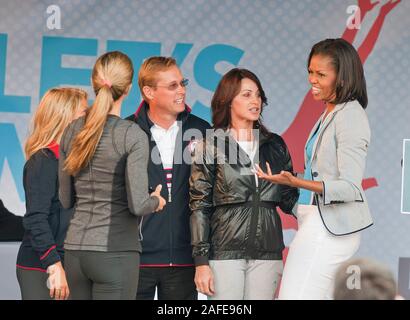 Portant un costume patriotique America's first lady Michelle Obama pour assister à une partie de 'Let's move' campagne à Winfield House, la résidence de l'Ambassadeur des États-Unis à Londres avant les Jeux Olympiques qui aura lieu au Royaume-Uni. Banque D'Images