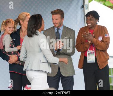 Portant un costume patriotique America's first lady Michelle Obama pour assister à une partie de 'Let's move' campagne à Winfield House, la résidence de l'Ambassadeur des États-Unis à Londres avant les Jeux Olympiques qui aura lieu au Royaume-Uni. Banque D'Images