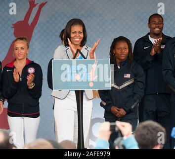 Portant un costume patriotique America's first lady Michelle Obama pour assister à une partie de 'Let's move' campagne à Winfield House, la résidence de l'Ambassadeur des États-Unis à Londres avant les Jeux Olympiques qui aura lieu au Royaume-Uni. Banque D'Images