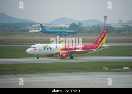 HANOI, VIETNAM - 12 janvier 2016 : Airbus A320-200 (VN-A650) VietJetAir compagnie aérienne sur la voie de circulation de l'Aéroport Noi Bai Banque D'Images