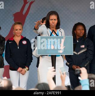 Portant un costume patriotique America's first lady Michelle Obama pour assister à une partie de 'Let's move' campagne à Winfield House, la résidence de l'Ambassadeur des États-Unis à Londres avant les Jeux Olympiques qui aura lieu au Royaume-Uni. Banque D'Images