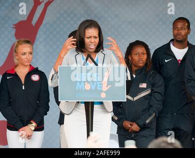 Portant un costume patriotique America's first lady Michelle Obama pour assister à une partie de 'Let's move' campagne à Winfield House, la résidence de l'Ambassadeur des États-Unis à Londres avant les Jeux Olympiques qui aura lieu au Royaume-Uni. Banque D'Images