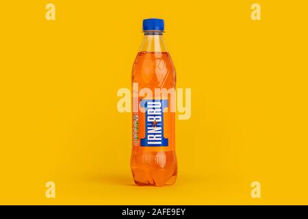Une bouteille de Barr Irn Bru tourné sur un fond jaune. Banque D'Images