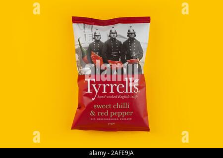 Un paquet de chips Tyrrells tourné sur un fond jaune. Banque D'Images