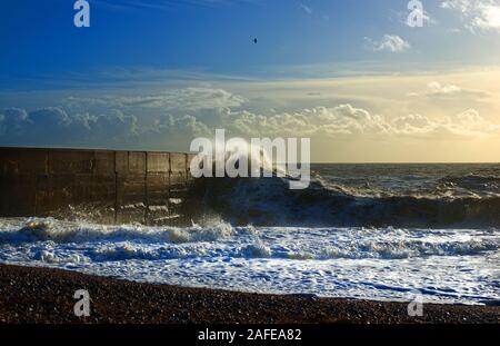 Vagues se brisant sur le bras de marina Banque D'Images